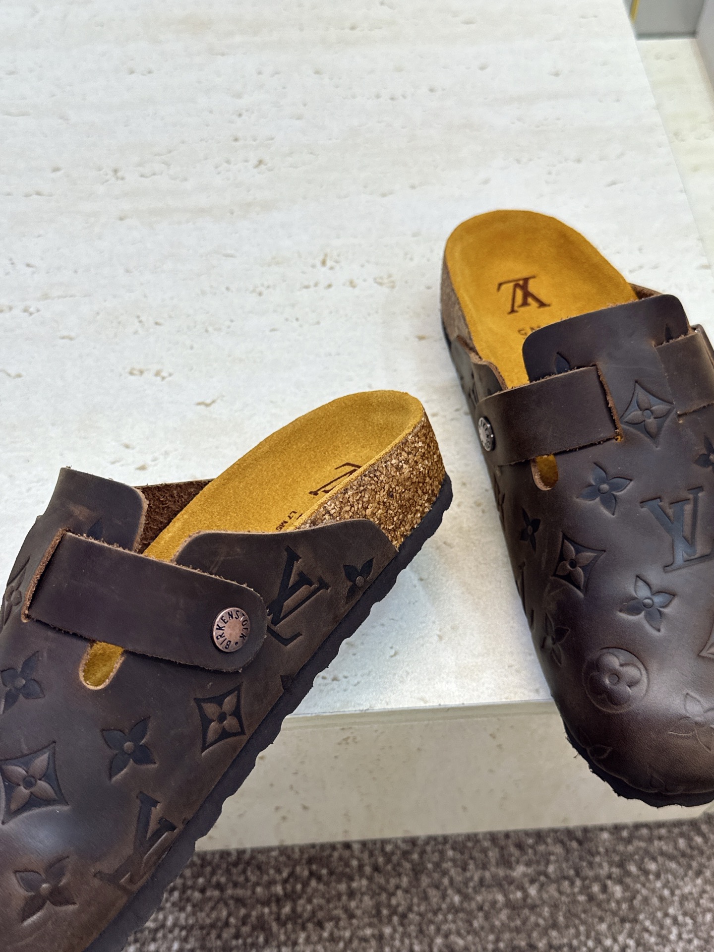 :女码/情侣款 男+10 顶级版 Louis Vuitton 2026秋冬情侣新款勃肯穆勒休闲鞋 LV 字母logo五金 :女码/情侣款 男+10 顶级版 Louis Vuitton 2026秋冬情侣新款勃肯穆勒休闲鞋 LV 字母logo五金