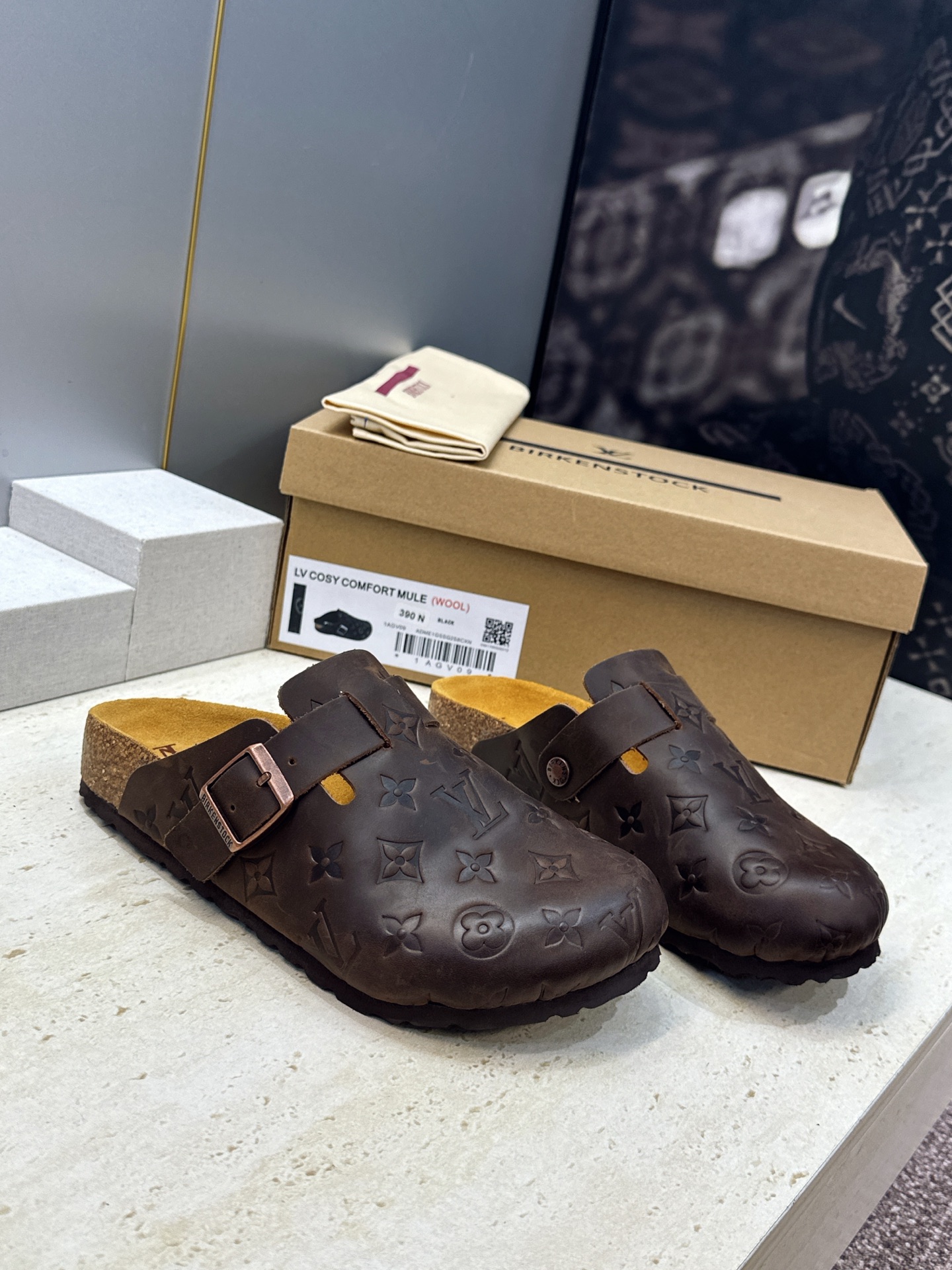 :女码/情侣款 男+10 顶级版 Louis Vuitton 2026秋冬情侣新款勃肯穆勒休闲鞋 LV 字母logo五金 :女码/情侣款 男+10 顶级版 Louis Vuitton 2026秋冬情侣新款勃肯穆勒休闲鞋 LV 字母logo五金