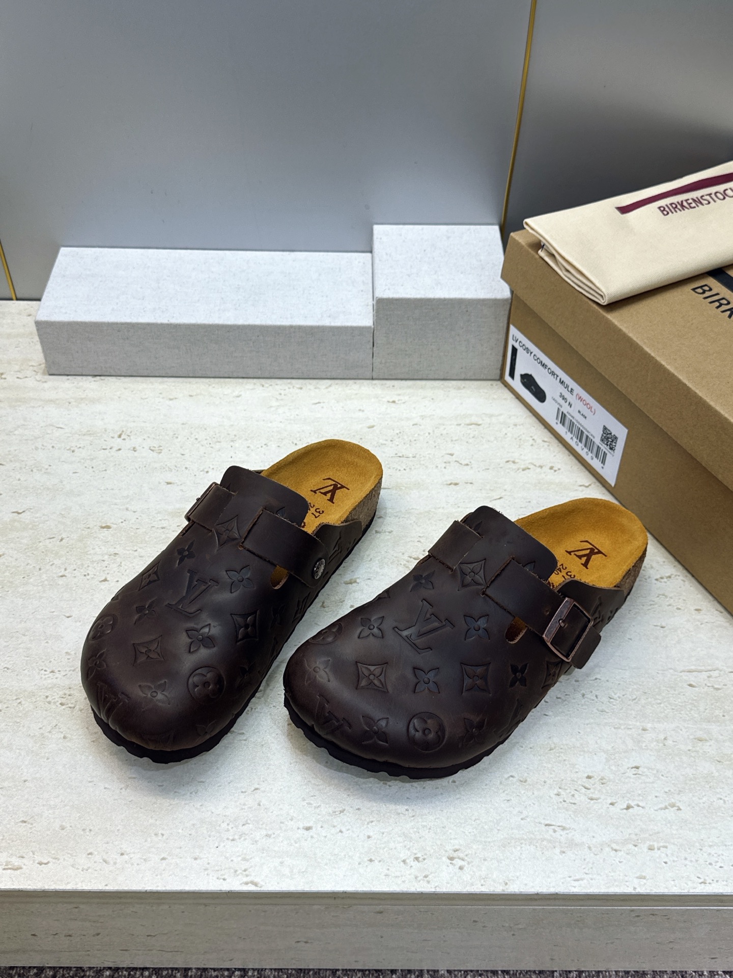 :女码/情侣款 男+10 顶级版 Louis Vuitton 2026秋冬情侣新款勃肯穆勒休闲鞋 LV 字母logo五金 :女码/情侣款 男+10 顶级版 Louis Vuitton 2026秋冬情侣新款勃肯穆勒休闲鞋 LV 字母logo五金