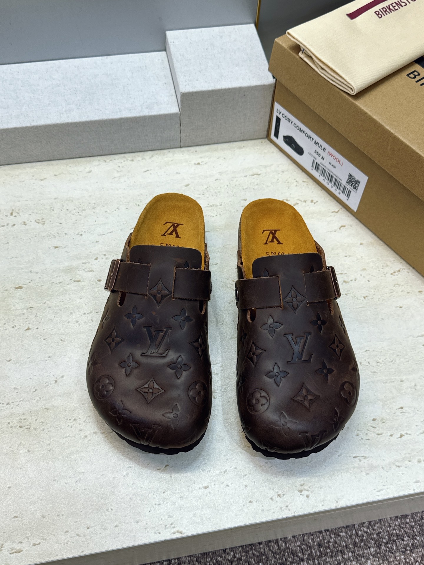 :女码/情侣款 男+10 顶级版 Louis Vuitton 2026秋冬情侣新款勃肯穆勒休闲鞋 LV 字母logo五金 :女码/情侣款 男+10 顶级版 Louis Vuitton 2026秋冬情侣新款勃肯穆勒休闲鞋 LV 字母logo五金