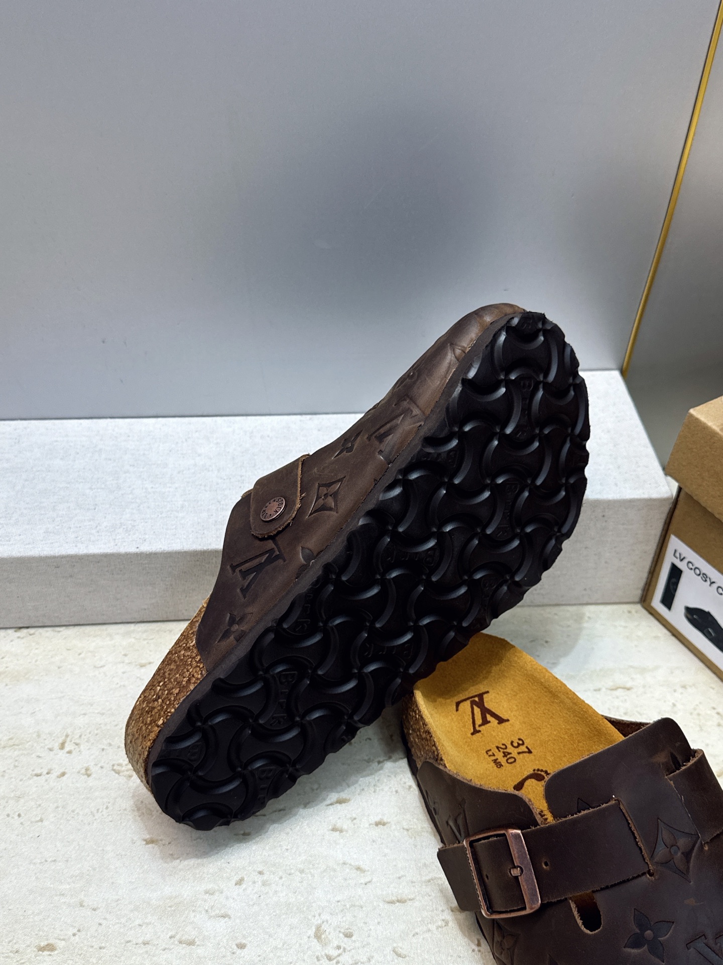 :女码/情侣款 男+10 顶级版 Louis Vuitton 2026秋冬情侣新款勃肯穆勒休闲鞋 LV 字母logo五金 :女码/情侣款 男+10 顶级版 Louis Vuitton 2026秋冬情侣新款勃肯穆勒休闲鞋 LV 字母logo五金