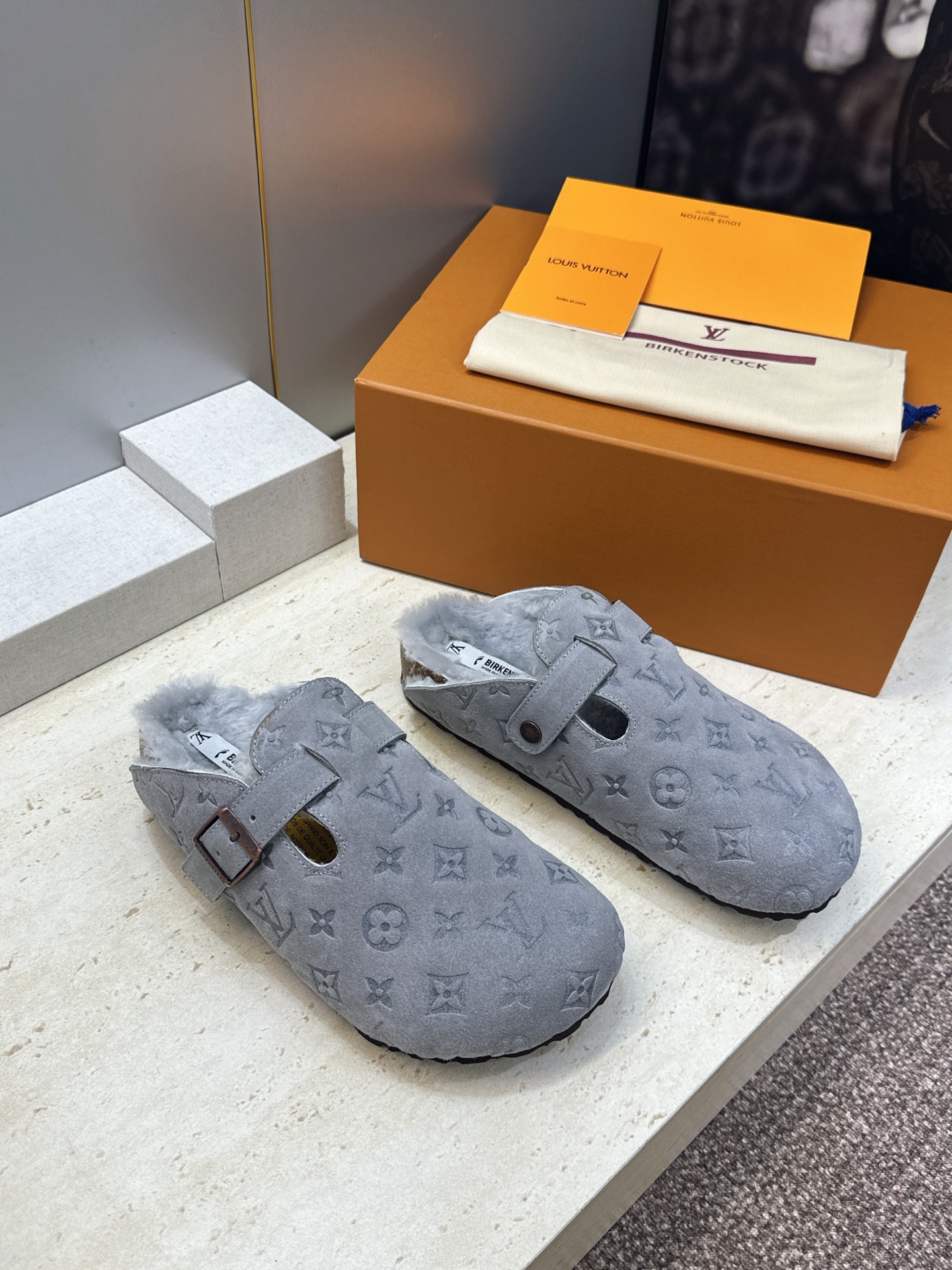 :女码/情侣款 男+10 顶级版 Louis Vuitton 2026秋冬情侣新款勃肯穆勒休闲鞋 LV 字母logo五金