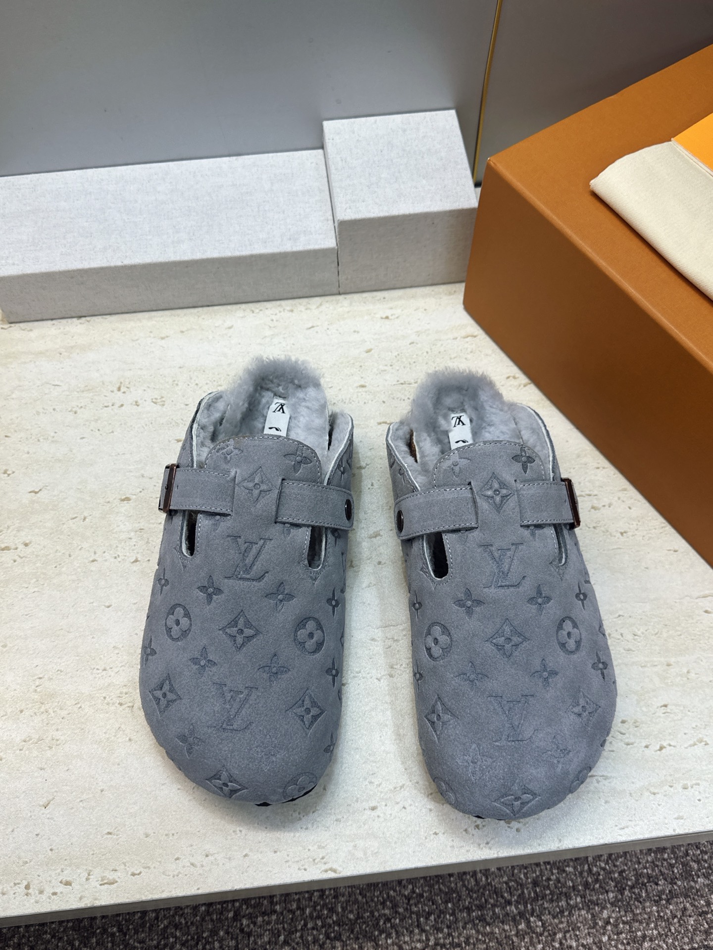 :女码/情侣款 男+10 顶级版 Louis Vuitton 2026秋冬情侣新款勃肯穆勒休闲鞋 LV 字母logo五金