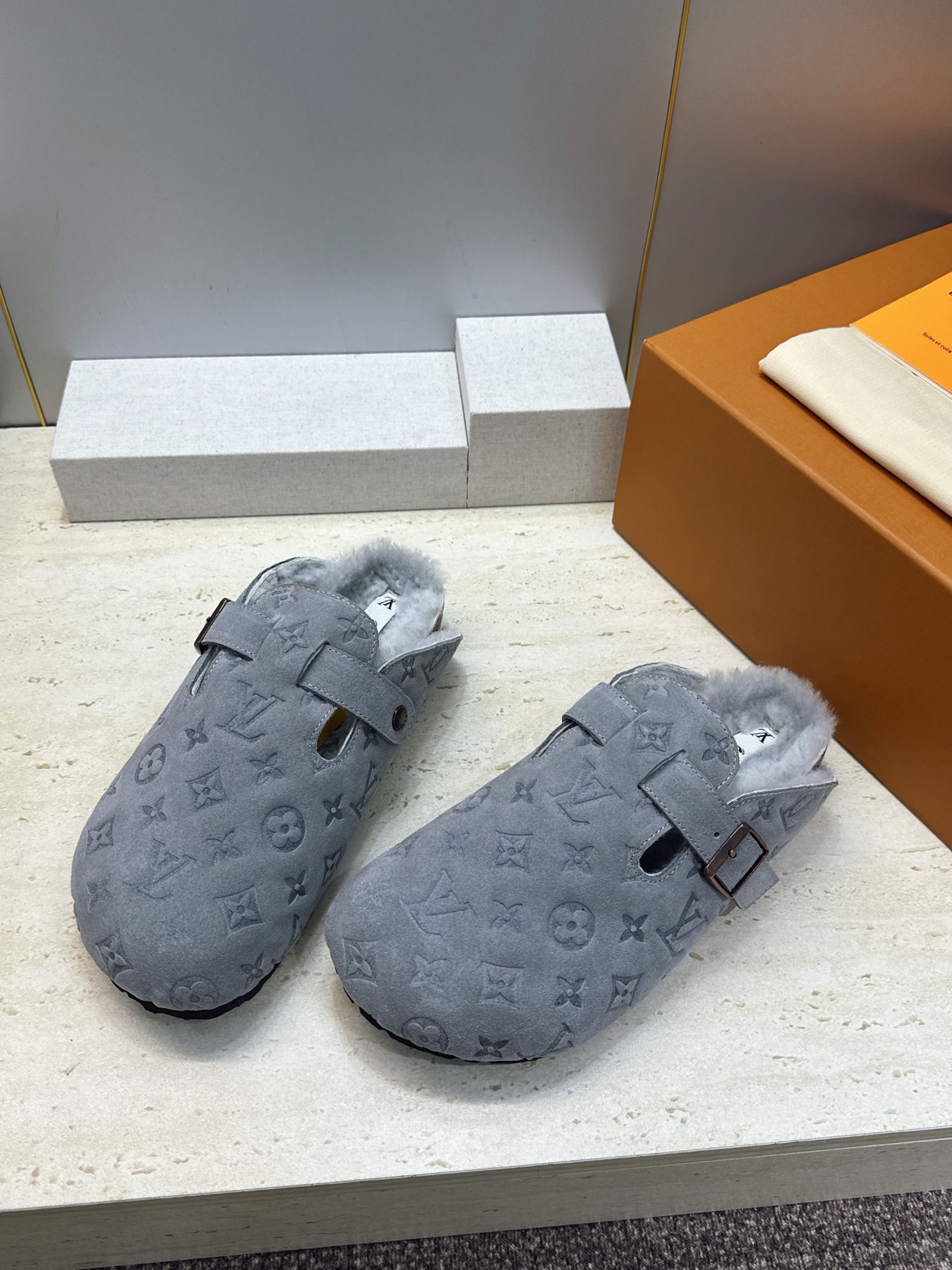 :女码/情侣款 男+10 顶级版 Louis Vuitton 2026秋冬情侣新款勃肯穆勒休闲鞋 LV 字母logo五金