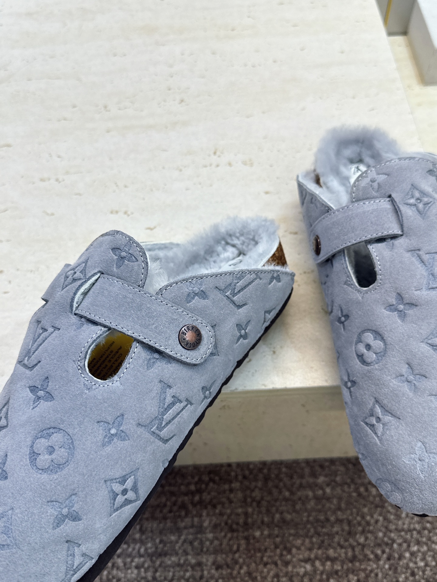 :女码/情侣款 男+10 顶级版 Louis Vuitton 2026秋冬情侣新款勃肯穆勒休闲鞋 LV 字母logo五金