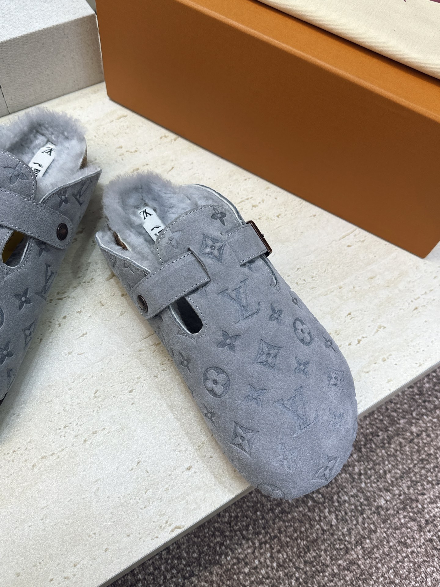 :女码/情侣款 男+10 顶级版 Louis Vuitton 2026秋冬情侣新款勃肯穆勒休闲鞋 LV 字母logo五金