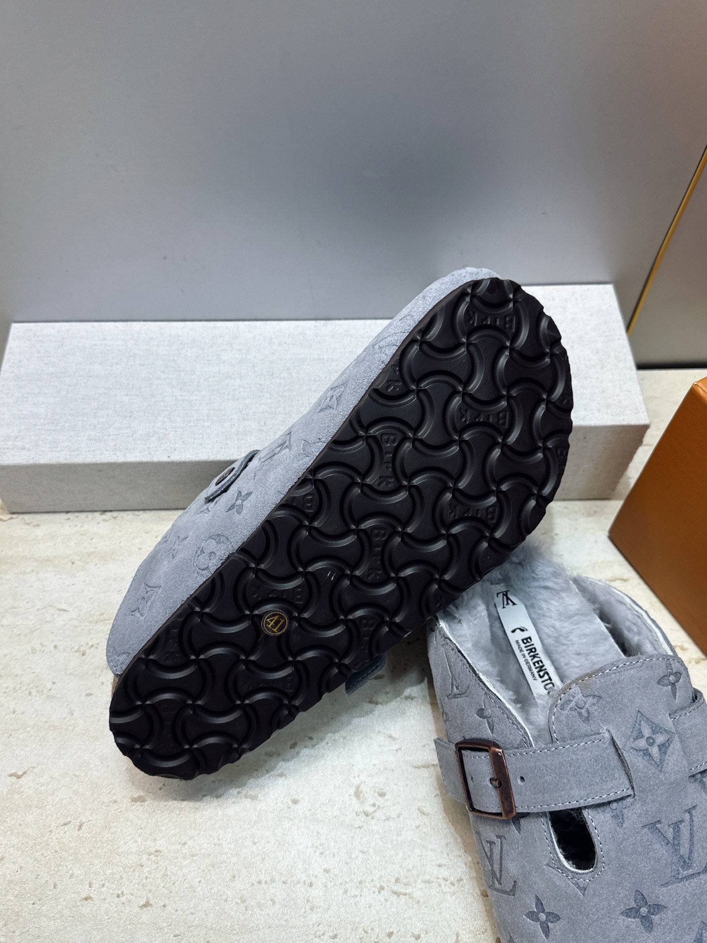 :女码/情侣款 男+10 顶级版 Louis Vuitton 2026秋冬情侣新款勃肯穆勒休闲鞋 LV 字母logo五金