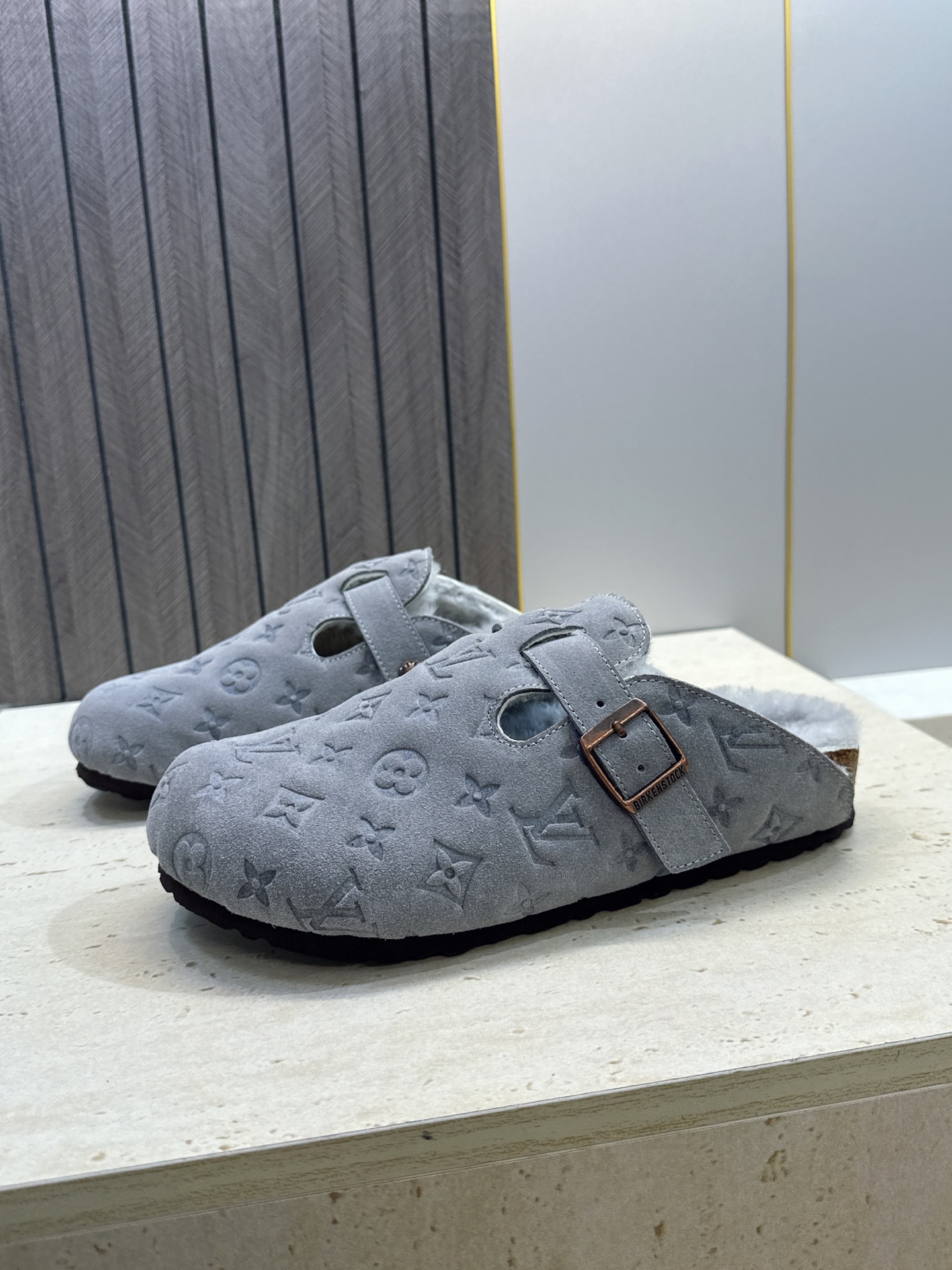 :女码/情侣款 男+10 顶级版 Louis Vuitton 2026秋冬情侣新款勃肯穆勒休闲鞋 LV 字母logo五金