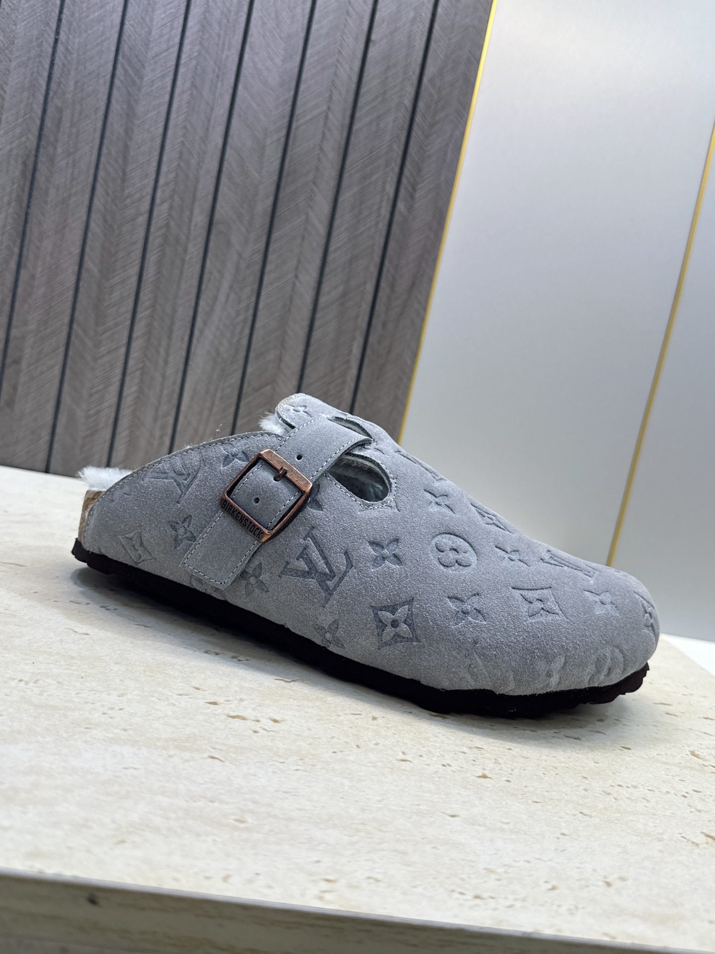 :女码/情侣款 男+10 顶级版 Louis Vuitton 2026秋冬情侣新款勃肯穆勒休闲鞋 LV 字母logo五金