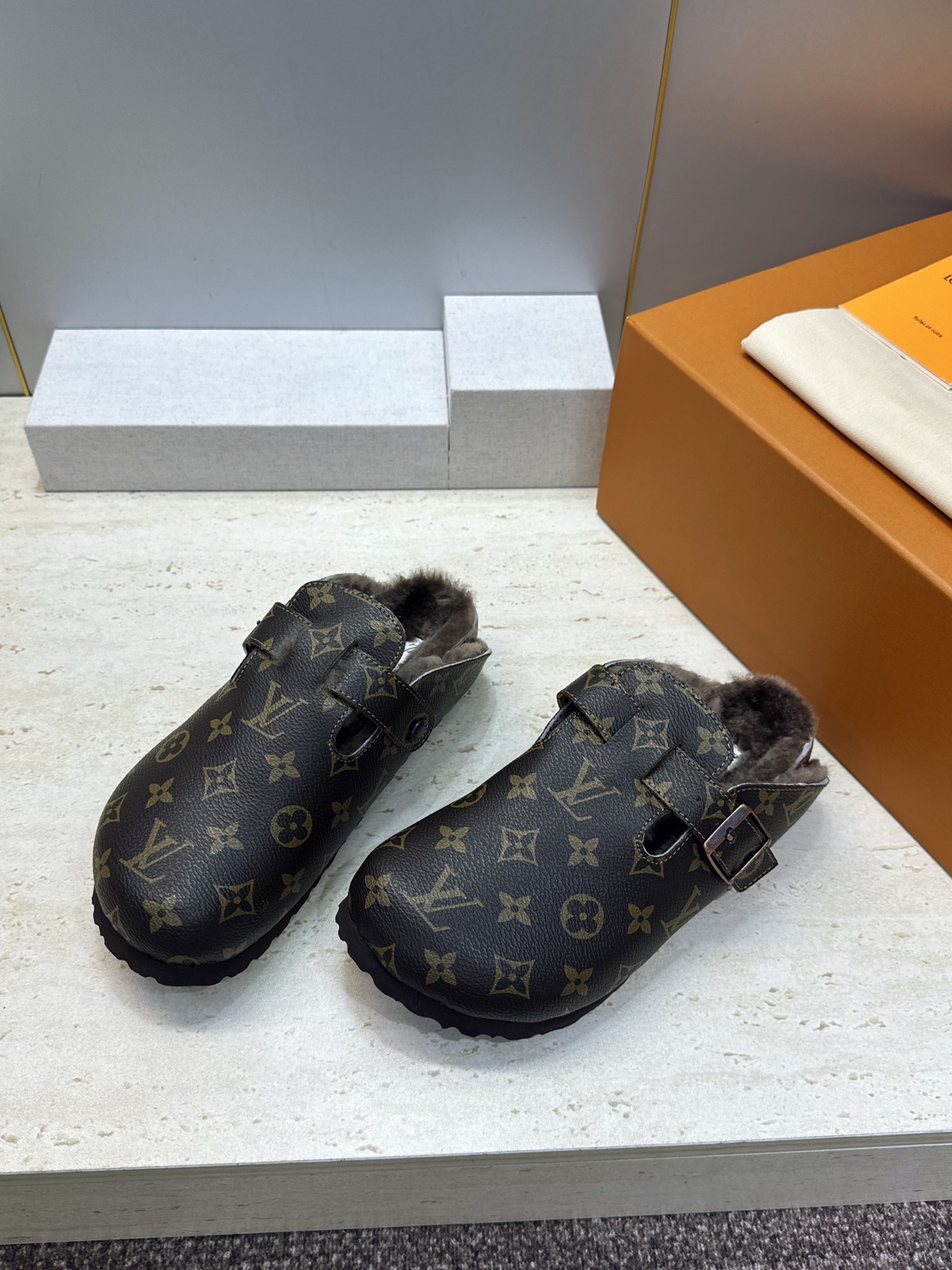 :女码/情侣款 男+10 顶级版 Louis Vuitton 2026秋冬情侣新款勃肯穆勒休闲鞋 LV 字母logo五金 :女码/情侣款 男+10 顶级版 Louis Vuitton 2026秋冬情侣新款勃肯穆勒休闲鞋 LV 字母logo五金