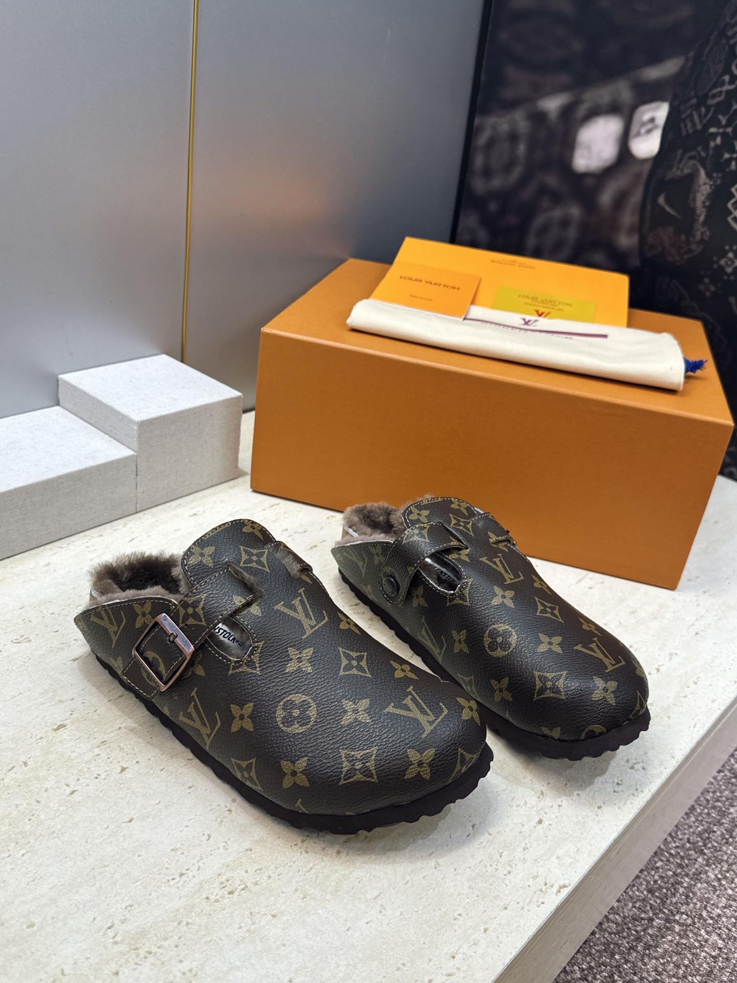 :女码/情侣款 男+10 顶级版 Louis Vuitton 2026秋冬情侣新款勃肯穆勒休闲鞋 LV 字母logo五金 :女码/情侣款 男+10 顶级版 Louis Vuitton 2026秋冬情侣新款勃肯穆勒休闲鞋 LV 字母logo五金