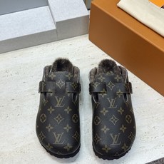 :女码/情侣款 男+10 顶级版 Louis Vuitton 2026秋冬情侣新款勃肯穆勒休闲鞋 LV 字母logo五金 :女码/情侣款 男+10 顶级版 Louis Vuitton 2026秋冬情侣新款勃肯穆勒休闲鞋 LV 字母logo五金