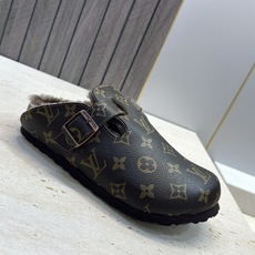 :女码/情侣款 男+10 顶级版 Louis Vuitton 2026秋冬情侣新款勃肯穆勒休闲鞋 LV 字母logo五金 :女码/情侣款 男+10 顶级版 Louis Vuitton 2026秋冬情侣新款勃肯穆勒休闲鞋 LV 字母logo五金