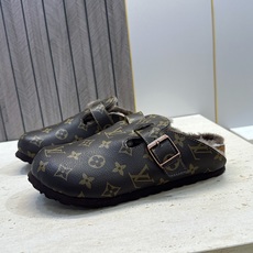 :女码/情侣款 男+10 顶级版 Louis Vuitton 2026秋冬情侣新款勃肯穆勒休闲鞋 LV 字母logo五金 :女码/情侣款 男+10 顶级版 Louis Vuitton 2026秋冬情侣新款勃肯穆勒休闲鞋 LV 字母logo五金