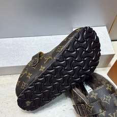 :女码/情侣款 男+10 顶级版 Louis Vuitton 2026秋冬情侣新款勃肯穆勒休闲鞋 LV 字母logo五金 :女码/情侣款 男+10 顶级版 Louis Vuitton 2026秋冬情侣新款勃肯穆勒休闲鞋 LV 字母logo五金