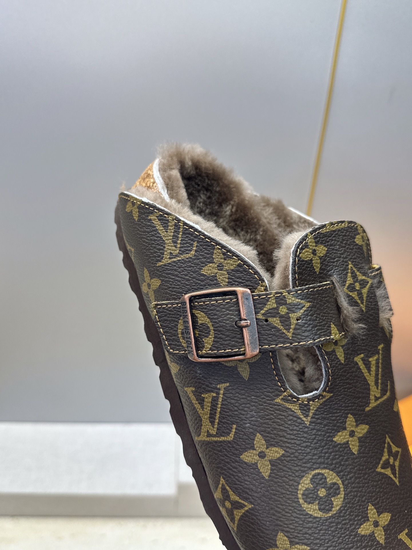 :女码/情侣款 男+10 顶级版 Louis Vuitton 2026秋冬情侣新款勃肯穆勒休闲鞋 LV 字母logo五金 :女码/情侣款 男+10 顶级版 Louis Vuitton 2026秋冬情侣新款勃肯穆勒休闲鞋 LV 字母logo五金