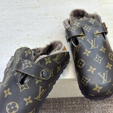 :女码/情侣款 男+10 顶级版 Louis Vuitton 2026秋冬情侣新款勃肯穆勒休闲鞋 LV 字母logo五金 :女码/情侣款 男+10 顶级版 Louis Vuitton 2026秋冬情侣新款勃肯穆勒休闲鞋 LV 字母logo五金