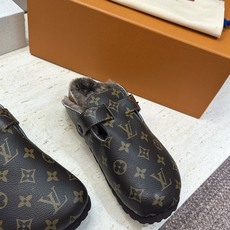 :女码/情侣款 男+10 顶级版 Louis Vuitton 2026秋冬情侣新款勃肯穆勒休闲鞋 LV 字母logo五金 :女码/情侣款 男+10 顶级版 Louis Vuitton 2026秋冬情侣新款勃肯穆勒休闲鞋 LV 字母logo五金