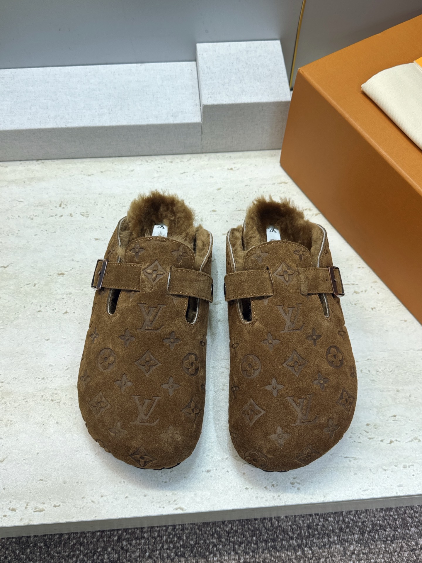 :女码/情侣款 男+10 顶级版 Louis Vuitton 2026秋冬情侣新款勃肯穆勒休闲鞋 LV 字母logo五金 :女码/情侣款 男+10 顶级版 Louis Vuitton 2026秋冬情侣新款勃肯穆勒休闲鞋 LV 字母logo五金