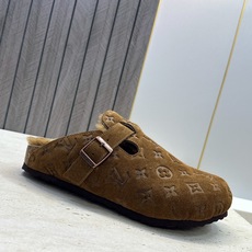 :女码/情侣款 男+10 顶级版 Louis Vuitton 2026秋冬情侣新款勃肯穆勒休闲鞋 LV 字母logo五金 :女码/情侣款 男+10 顶级版 Louis Vuitton 2026秋冬情侣新款勃肯穆勒休闲鞋 LV 字母logo五金