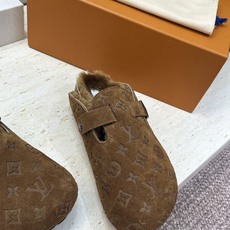 :女码/情侣款 男+10 顶级版 Louis Vuitton 2026秋冬情侣新款勃肯穆勒休闲鞋 LV 字母logo五金 :女码/情侣款 男+10 顶级版 Louis Vuitton 2026秋冬情侣新款勃肯穆勒休闲鞋 LV 字母logo五金