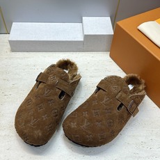 :女码/情侣款 男+10 顶级版 Louis Vuitton 2026秋冬情侣新款勃肯穆勒休闲鞋 LV 字母logo五金 :女码/情侣款 男+10 顶级版 Louis Vuitton 2026秋冬情侣新款勃肯穆勒休闲鞋 LV 字母logo五金