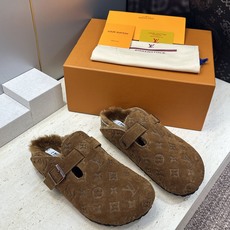 :女码/情侣款 男+10 顶级版 Louis Vuitton 2026秋冬情侣新款勃肯穆勒休闲鞋 LV 字母logo五金 :女码/情侣款 男+10 顶级版 Louis Vuitton 2026秋冬情侣新款勃肯穆勒休闲鞋 LV 字母logo五金