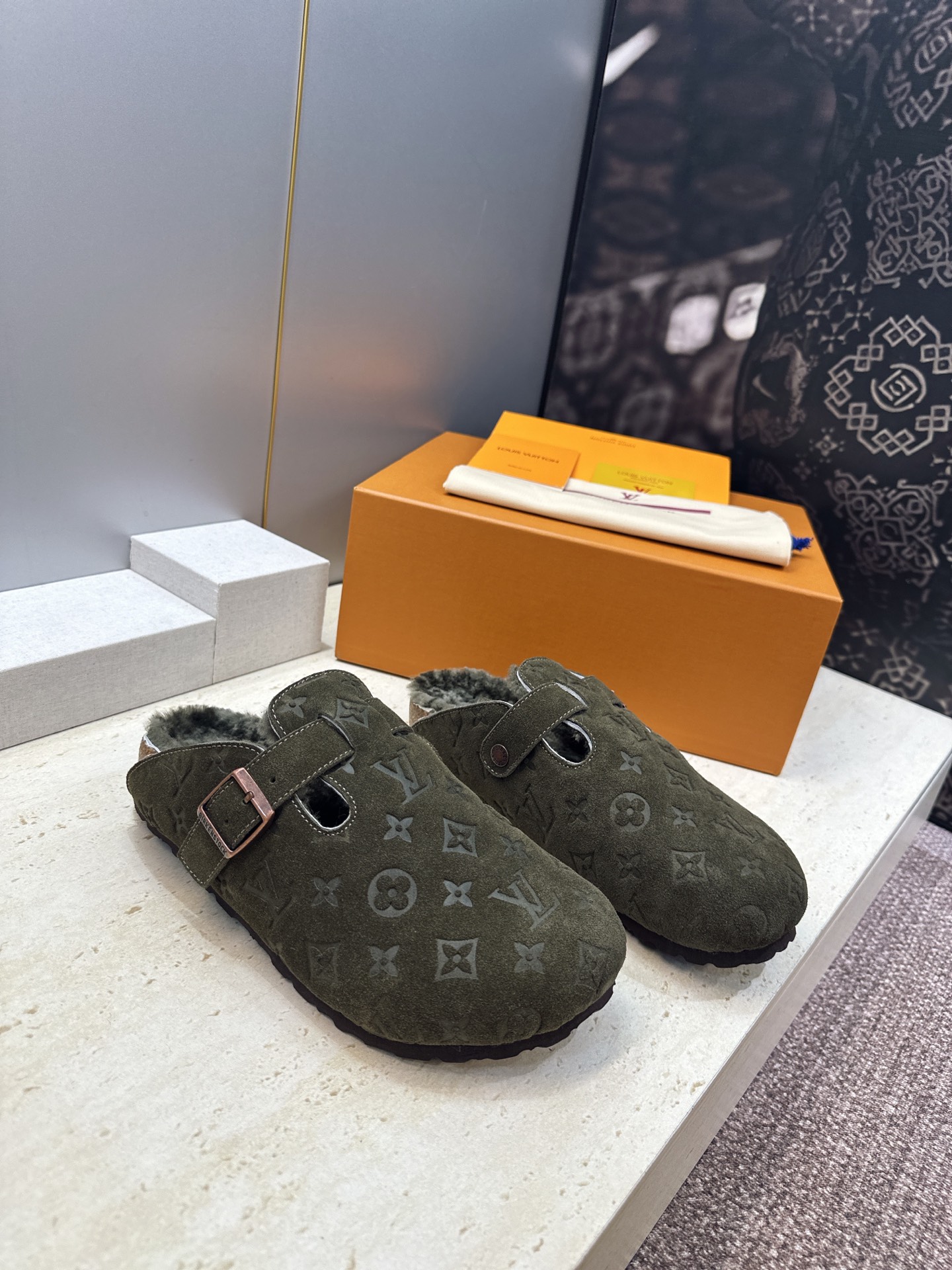 :女码/情侣款 男+10 顶级版 Louis Vuitton 2026秋冬情侣新款勃肯穆勒休闲鞋 LV 字母logo五金 :女码/情侣款 男+10 顶级版 Louis Vuitton 2026秋冬情侣新款勃肯穆勒休闲鞋 LV 字母logo五金