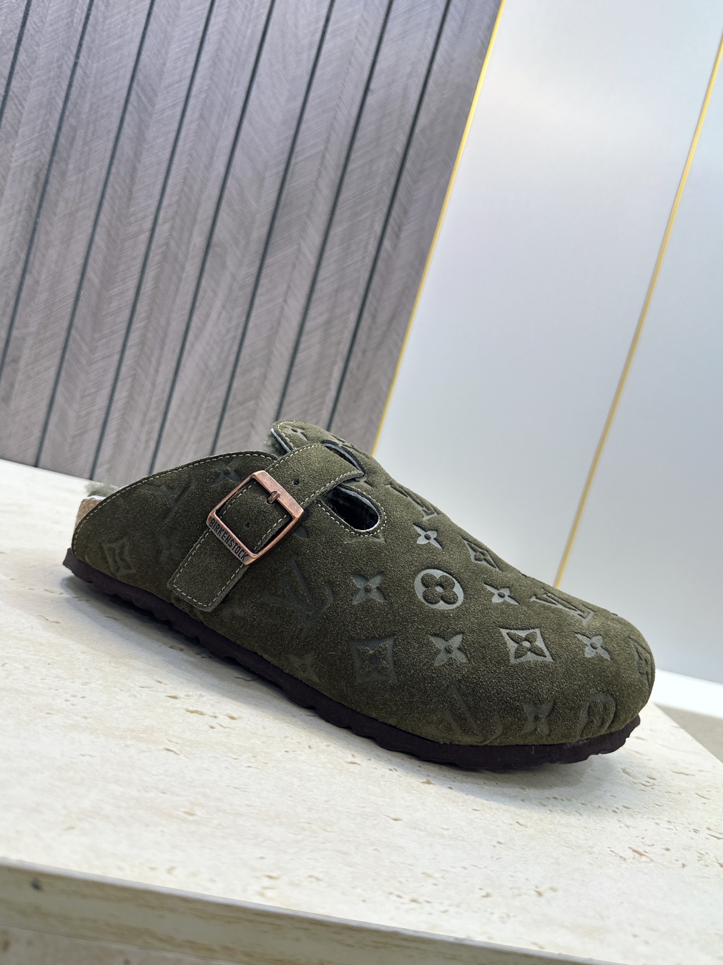 :女码/情侣款 男+10 顶级版 Louis Vuitton 2026秋冬情侣新款勃肯穆勒休闲鞋 LV 字母logo五金 :女码/情侣款 男+10 顶级版 Louis Vuitton 2026秋冬情侣新款勃肯穆勒休闲鞋 LV 字母logo五金
