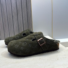 :女码/情侣款 男+10 顶级版 Louis Vuitton 2026秋冬情侣新款勃肯穆勒休闲鞋 LV 字母logo五金 :女码/情侣款 男+10 顶级版 Louis Vuitton 2026秋冬情侣新款勃肯穆勒休闲鞋 LV 字母logo五金