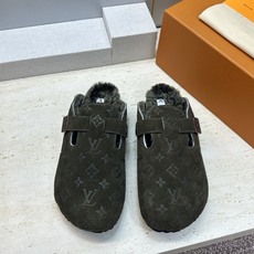 :女码/情侣款 男+10 顶级版 Louis Vuitton 2026秋冬情侣新款勃肯穆勒休闲鞋 LV 字母logo五金 :女码/情侣款 男+10 顶级版 Louis Vuitton 2026秋冬情侣新款勃肯穆勒休闲鞋 LV 字母logo五金