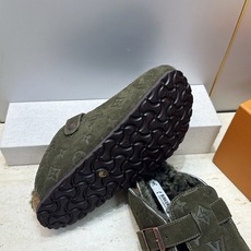 :女码/情侣款 男+10 顶级版 Louis Vuitton 2026秋冬情侣新款勃肯穆勒休闲鞋 LV 字母logo五金 :女码/情侣款 男+10 顶级版 Louis Vuitton 2026秋冬情侣新款勃肯穆勒休闲鞋 LV 字母logo五金
