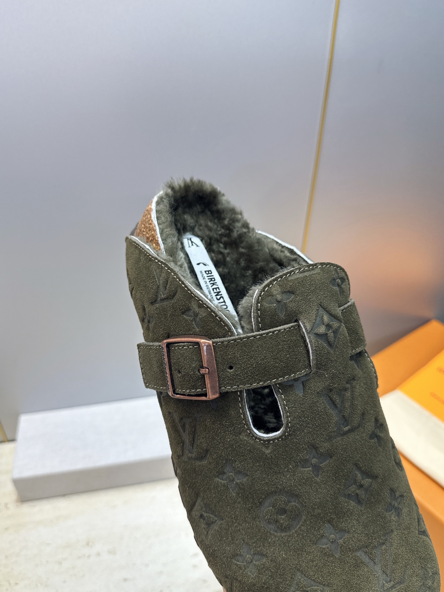 :女码/情侣款 男+10 顶级版 Louis Vuitton 2026秋冬情侣新款勃肯穆勒休闲鞋 LV 字母logo五金 :女码/情侣款 男+10 顶级版 Louis Vuitton 2026秋冬情侣新款勃肯穆勒休闲鞋 LV 字母logo五金