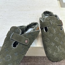 :女码/情侣款 男+10 顶级版 Louis Vuitton 2026秋冬情侣新款勃肯穆勒休闲鞋 LV 字母logo五金 :女码/情侣款 男+10 顶级版 Louis Vuitton 2026秋冬情侣新款勃肯穆勒休闲鞋 LV 字母logo五金