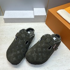 :女码/情侣款 男+10 顶级版 Louis Vuitton 2026秋冬情侣新款勃肯穆勒休闲鞋 LV 字母logo五金 :女码/情侣款 男+10 顶级版 Louis Vuitton 2026秋冬情侣新款勃肯穆勒休闲鞋 LV 字母logo五金