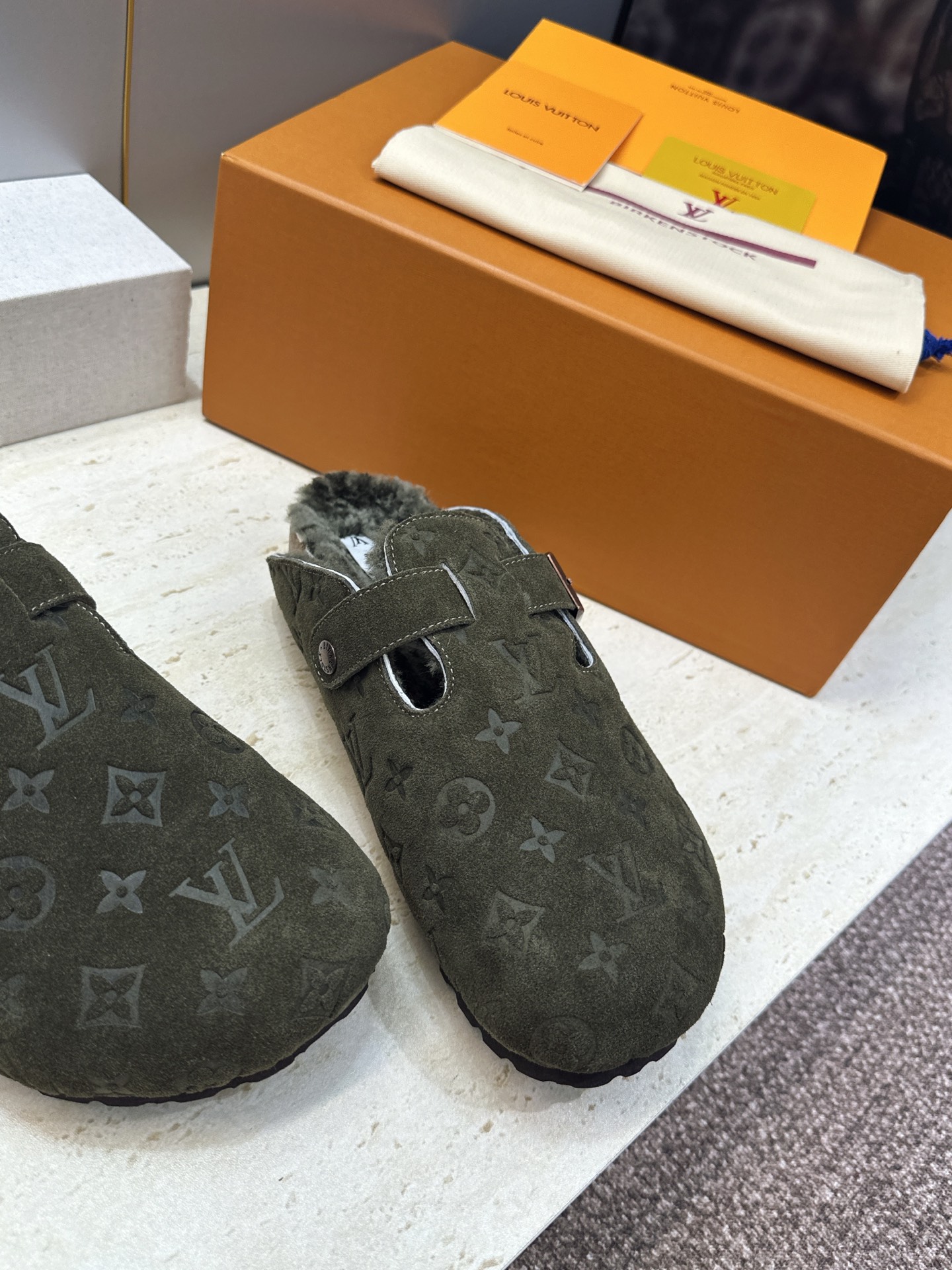 :女码/情侣款 男+10 顶级版 Louis Vuitton 2026秋冬情侣新款勃肯穆勒休闲鞋 LV 字母logo五金 :女码/情侣款 男+10 顶级版 Louis Vuitton 2026秋冬情侣新款勃肯穆勒休闲鞋 LV 字母logo五金