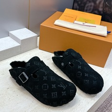 :女码/情侣款 男+10 顶级版 Louis Vuitton 2026秋冬情侣新款勃肯穆勒休闲鞋 LV 字母logo五金 :女码/情侣款 男+10 顶级版 Louis Vuitton 2026秋冬情侣新款勃肯穆勒休闲鞋 LV 字母logo五金