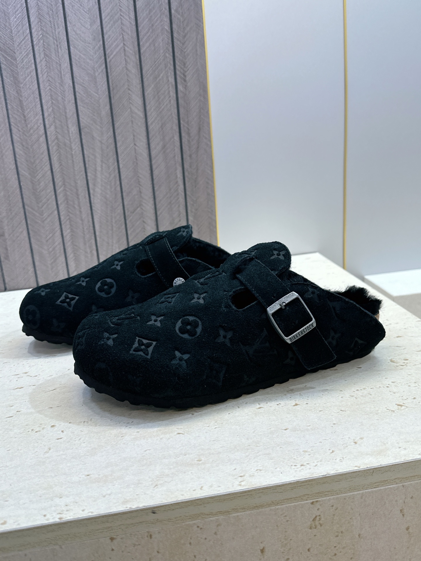 :女码/情侣款 男+10 顶级版 Louis Vuitton 2026秋冬情侣新款勃肯穆勒休闲鞋 LV 字母logo五金 :女码/情侣款 男+10 顶级版 Louis Vuitton 2026秋冬情侣新款勃肯穆勒休闲鞋 LV 字母logo五金