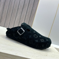 :女码/情侣款 男+10 顶级版 Louis Vuitton 2026秋冬情侣新款勃肯穆勒休闲鞋 LV 字母logo五金 :女码/情侣款 男+10 顶级版 Louis Vuitton 2026秋冬情侣新款勃肯穆勒休闲鞋 LV 字母logo五金