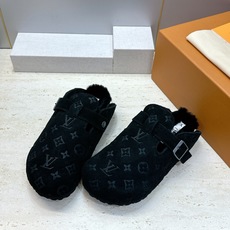 :女码/情侣款 男+10 顶级版 Louis Vuitton 2026秋冬情侣新款勃肯穆勒休闲鞋 LV 字母logo五金 :女码/情侣款 男+10 顶级版 Louis Vuitton 2026秋冬情侣新款勃肯穆勒休闲鞋 LV 字母logo五金
