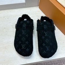 :女码/情侣款 男+10 顶级版 Louis Vuitton 2026秋冬情侣新款勃肯穆勒休闲鞋 LV 字母logo五金 :女码/情侣款 男+10 顶级版 Louis Vuitton 2026秋冬情侣新款勃肯穆勒休闲鞋 LV 字母logo五金