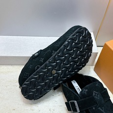 :女码/情侣款 男+10 顶级版 Louis Vuitton 2026秋冬情侣新款勃肯穆勒休闲鞋 LV 字母logo五金 :女码/情侣款 男+10 顶级版 Louis Vuitton 2026秋冬情侣新款勃肯穆勒休闲鞋 LV 字母logo五金