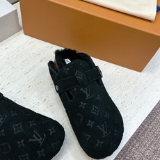 :女码/情侣款 男+10 顶级版 Louis Vuitton 2026秋冬情侣新款勃肯穆勒休闲鞋 LV 字母logo五金 :女码/情侣款 男+10 顶级版 Louis Vuitton 2026秋冬情侣新款勃肯穆勒休闲鞋 LV 字母logo五金