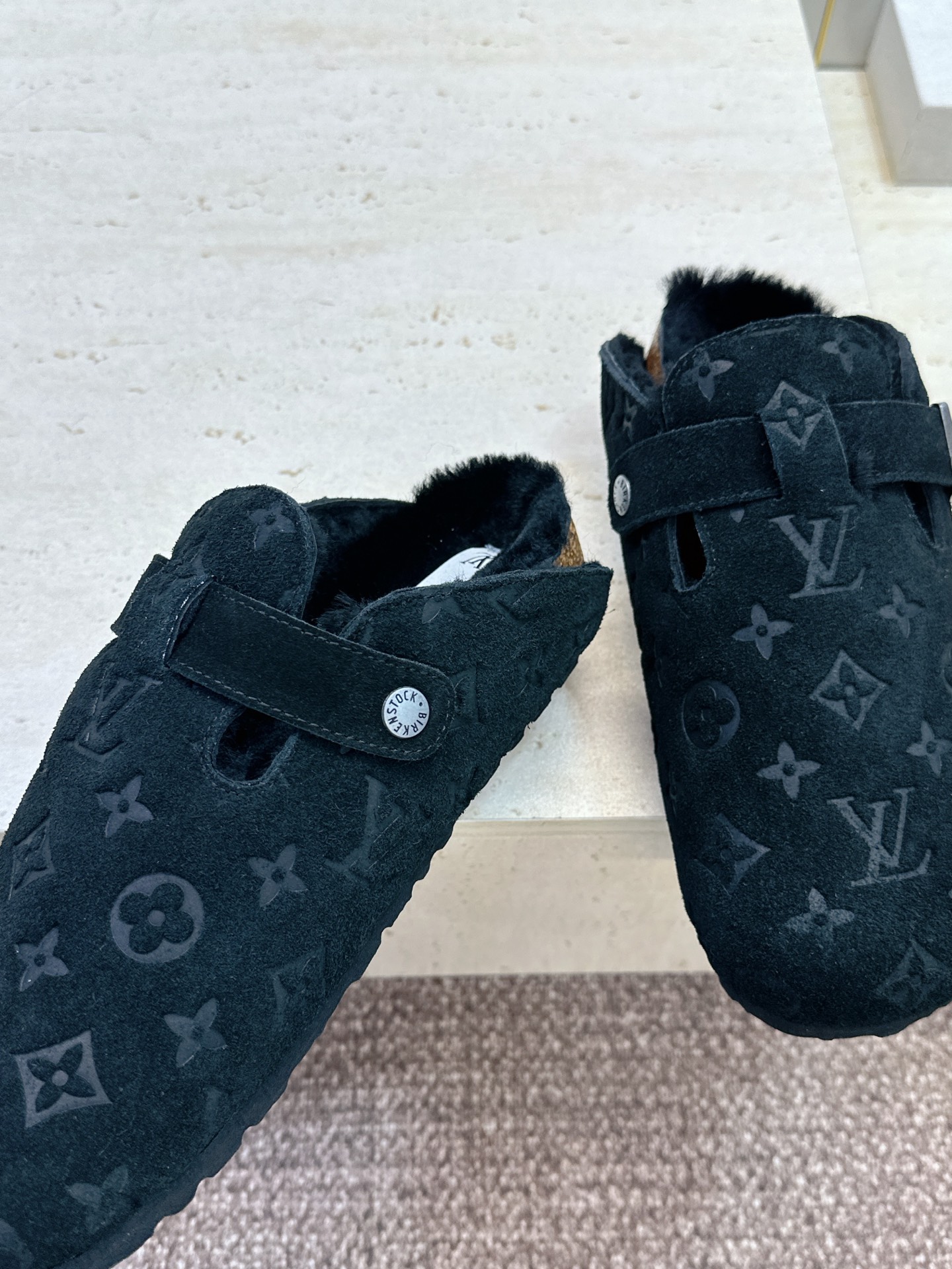 :女码/情侣款 男+10 顶级版 Louis Vuitton 2026秋冬情侣新款勃肯穆勒休闲鞋 LV 字母logo五金 :女码/情侣款 男+10 顶级版 Louis Vuitton 2026秋冬情侣新款勃肯穆勒休闲鞋 LV 字母logo五金
