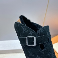 :女码/情侣款 男+10 顶级版 Louis Vuitton 2026秋冬情侣新款勃肯穆勒休闲鞋 LV 字母logo五金 :女码/情侣款 男+10 顶级版 Louis Vuitton 2026秋冬情侣新款勃肯穆勒休闲鞋 LV 字母logo五金