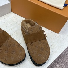 :女码/情侣款 男+10 顶级版 Louis Vuitton 2026秋冬情侣新款勃肯穆勒休闲鞋 LV 字母logo五金 :女码/情侣款 男+10 顶级版 Louis Vuitton 2026秋冬情侣新款勃肯穆勒休闲鞋 LV 字母logo五金