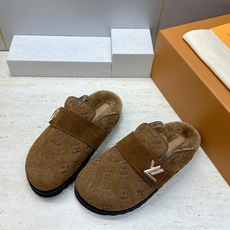 :女码/情侣款 男+10 顶级版 Louis Vuitton 2026秋冬情侣新款勃肯穆勒休闲鞋 LV 字母logo五金 :女码/情侣款 男+10 顶级版 Louis Vuitton 2026秋冬情侣新款勃肯穆勒休闲鞋 LV 字母logo五金