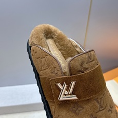 :女码/情侣款 男+10 顶级版 Louis Vuitton 2026秋冬情侣新款勃肯穆勒休闲鞋 LV 字母logo五金 :女码/情侣款 男+10 顶级版 Louis Vuitton 2026秋冬情侣新款勃肯穆勒休闲鞋 LV 字母logo五金