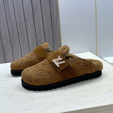 :女码/情侣款 男+10 顶级版 Louis Vuitton 2026秋冬情侣新款勃肯穆勒休闲鞋 LV 字母logo五金 :女码/情侣款 男+10 顶级版 Louis Vuitton 2026秋冬情侣新款勃肯穆勒休闲鞋 LV 字母logo五金