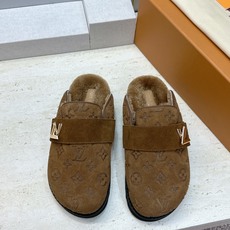 :女码/情侣款 男+10 顶级版 Louis Vuitton 2026秋冬情侣新款勃肯穆勒休闲鞋 LV 字母logo五金 :女码/情侣款 男+10 顶级版 Louis Vuitton 2026秋冬情侣新款勃肯穆勒休闲鞋 LV 字母logo五金